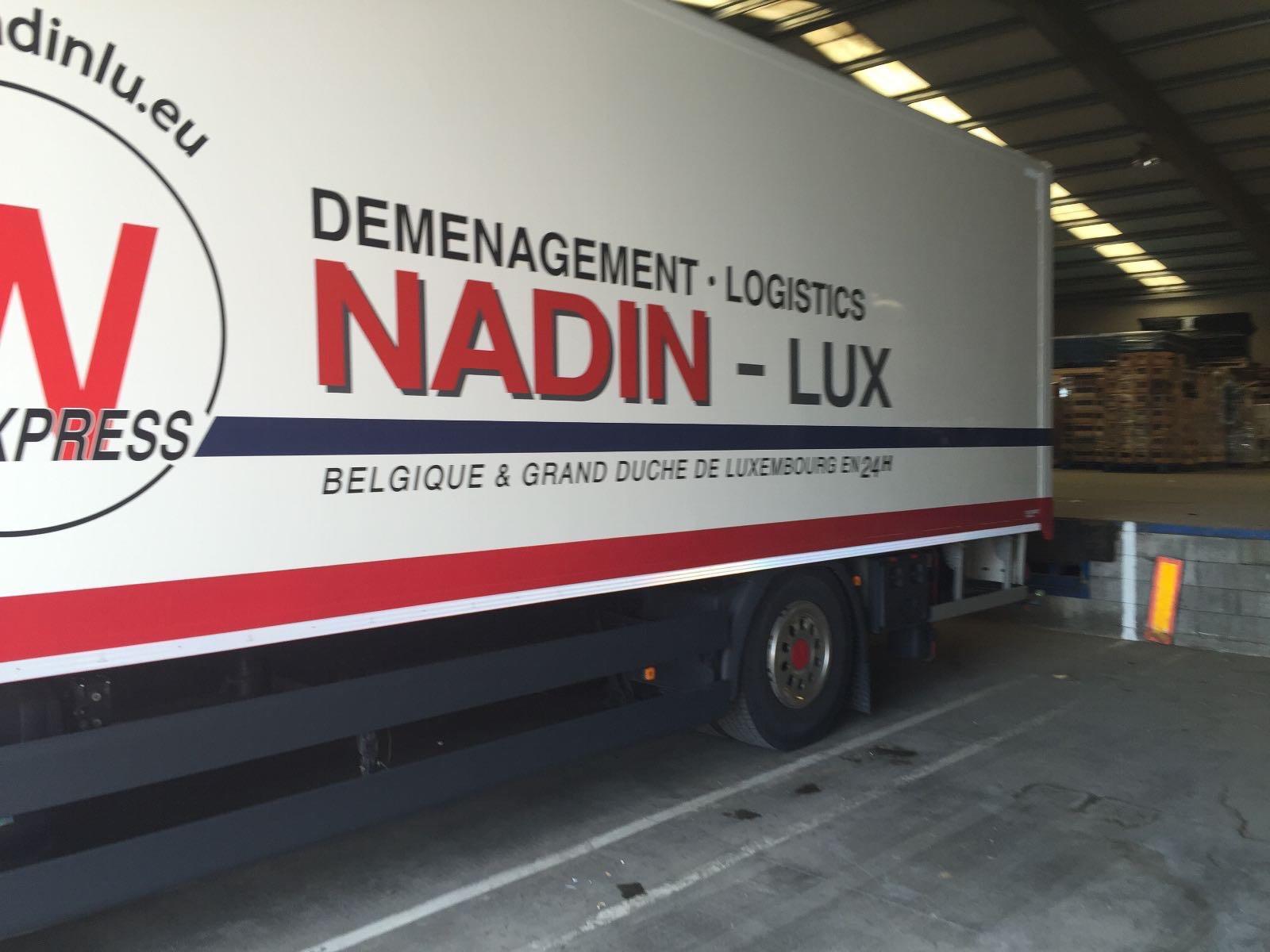 Camion de déménageurs professionnels