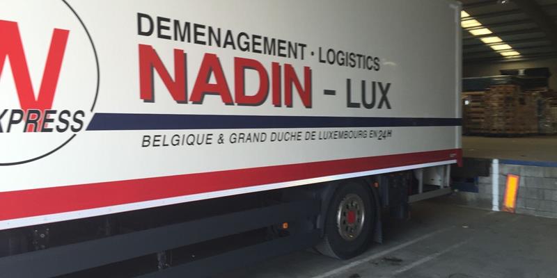 Camion de déménageurs professionnels